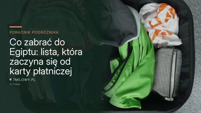 Otwarta walizka z poskładanymi ubraniami przygotowana do wyjazdu