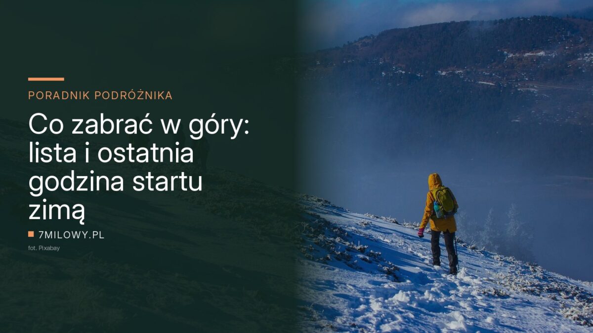 Turysta z plecakiem idzie zaśnieżoną granią w stronę zamglonej doliny