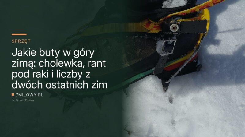Buty wysokogórskie z założonymi rakami na zlodzonym śniegu