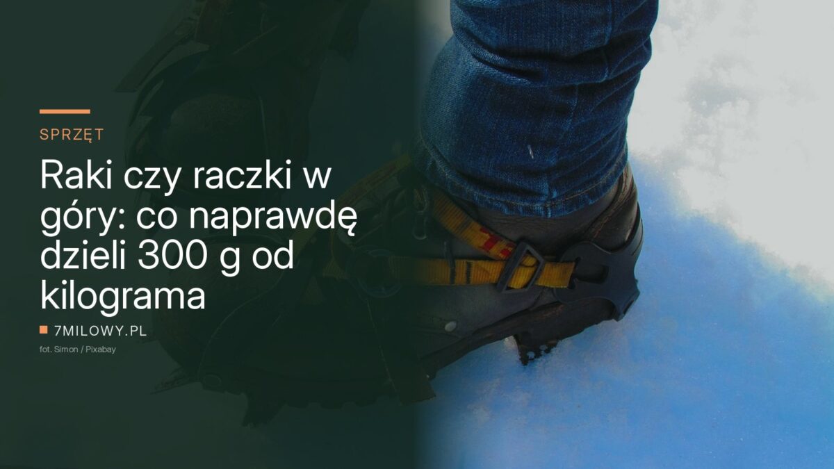But trekkingowy z założonymi rakami na ośnieżonym stoku