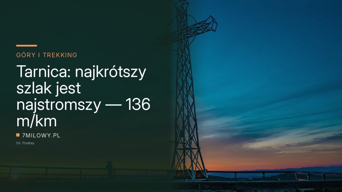 Metalowy krzyż na szczycie Tarnicy o zachodzie słońca, w tle grzbiety Bieszczadów