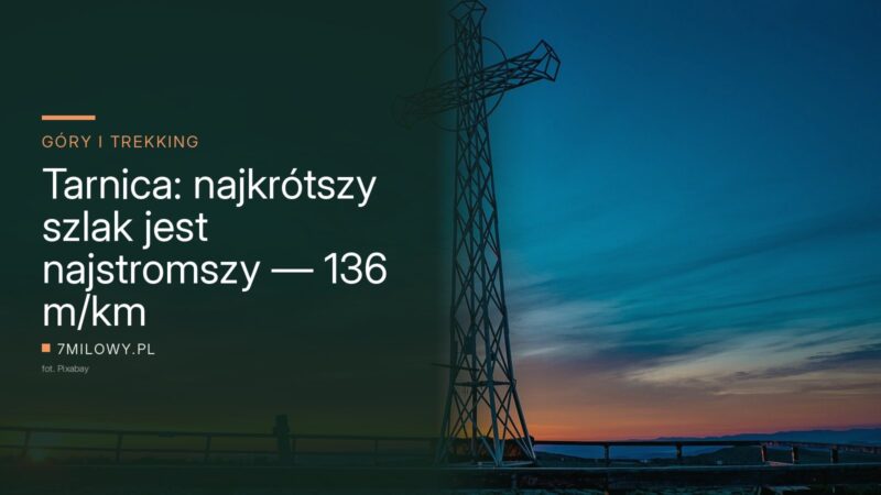 Metalowy krzyż na szczycie Tarnicy o zachodzie słońca, w tle grzbiety Bieszczadów